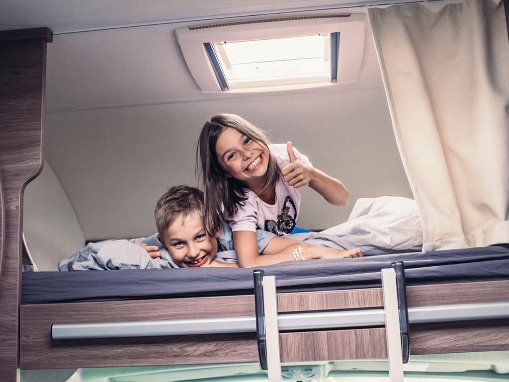 Wohnmobil mieten: Wie viele Personen reisen mit? Wohnmobile für zwei bis sechs Personen